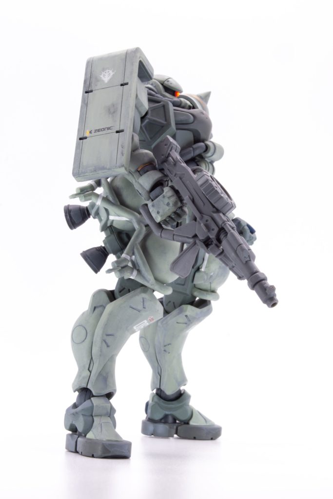 塗装は、適当に調色した3種のMSグリーン的な色を本体に塗り、関節はジャーマングレー、武器はニュートラルグレー、黄色部はプロトタイプオレンジ、スラスター内部は下地にピンクレッドを塗り、その上からモンザレッドで塗りました。セイラマスオカラーはとても優秀です。