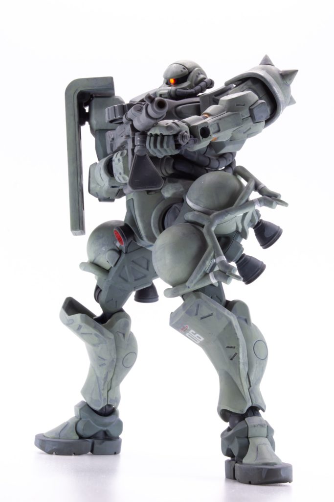 塗装後に、ガンダムデカールのザクⅡ用を適当に貼り、白いラインはフィニッシュシートを貼り付けました。缶艶消し後、水性ウェザリングペイントでウェザリングし、缶艶消しでフィニッシュです。