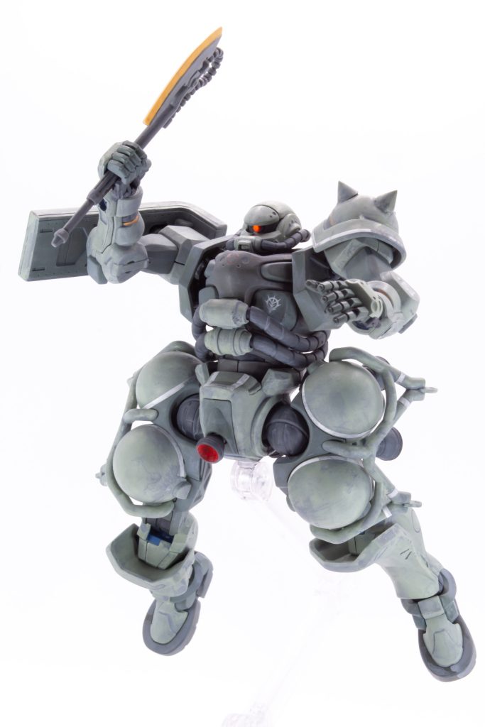 可動域はそれほど大きくないのですが、特徴的なフォルムのおかげで、ポージングはそれなりに決まります。