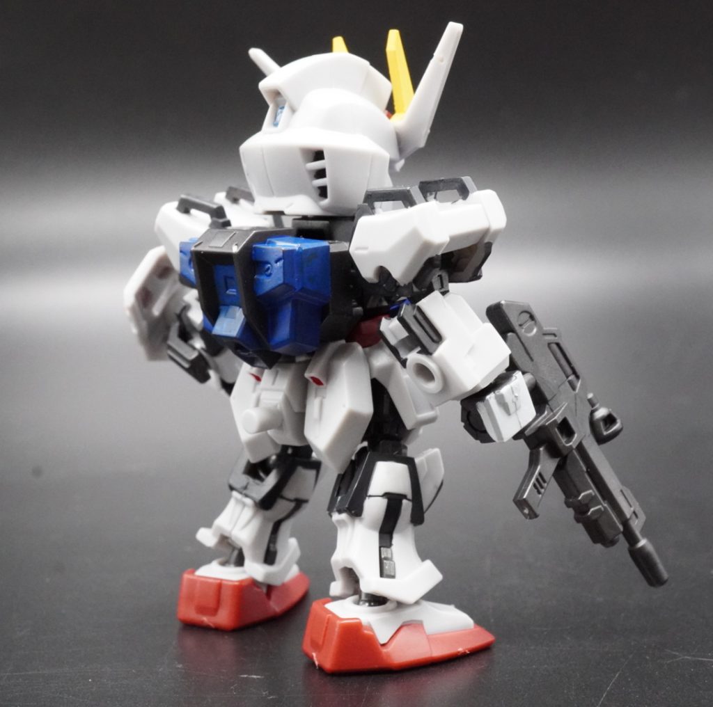 バックパックは、黒一色でしたが、プルーに塗装。足のフレームも塗りました。