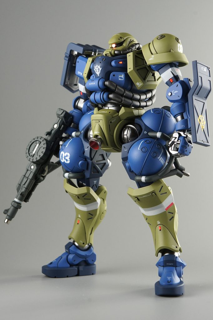 全身です。素立ちが難しい…。股関節をガニ股に開けるように、足の付け根の後方を少し削りました。脚部デザインはほんとに独特で、見慣れてくるとカッコいい🤩