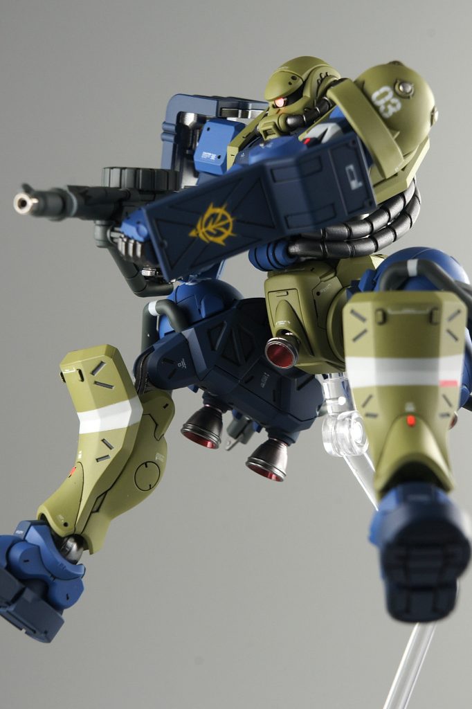 公式でよく見るポーズですね!付属のシールが貼りにくそうだったので、全て水転写デカールに置き換えました。白ラインは塗装です。