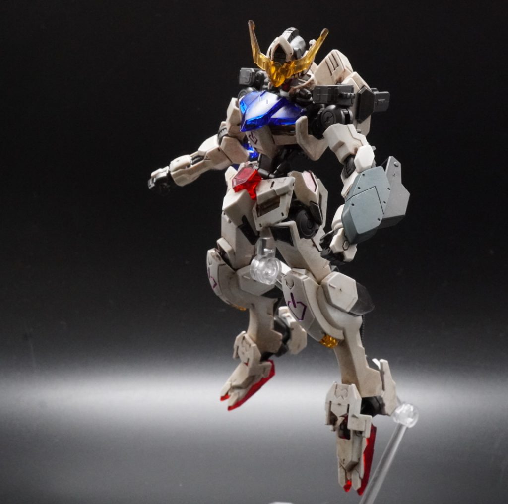 このバルバトスは、3年前に友人の子供にプレゼントしたのですが、途中まで作って、未完成のまま放置されていたので、自分がつくることにしました。