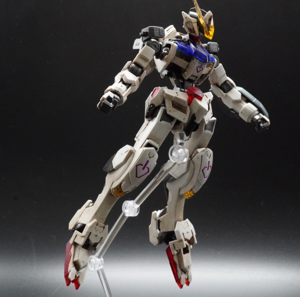 メイスと太刀が紛失。足のポリキャップも紛失。頭部とフロントスカート破損。かなりのジャンク品になっていたので、なんとかそれなりに、仕上げようと思いました。