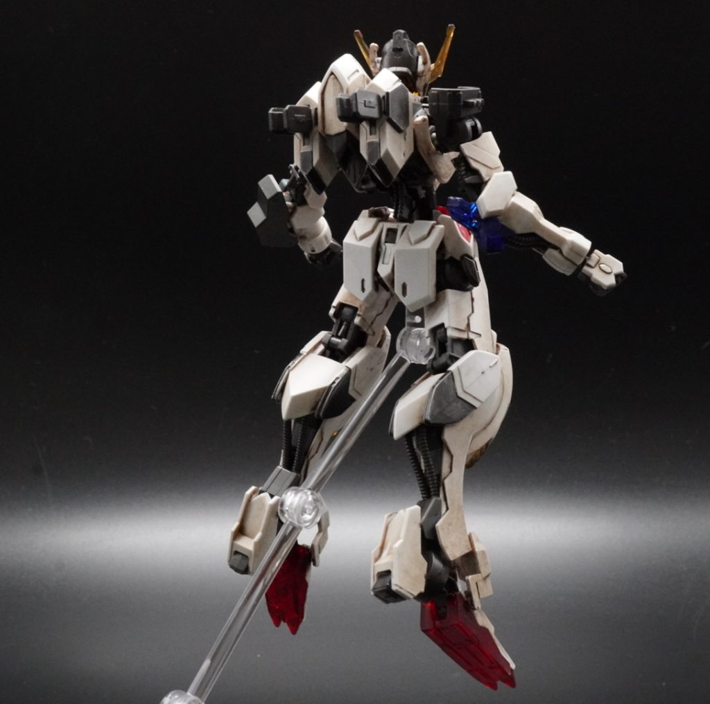 とりあえず、ガンダムマーカーで、足りない色を塗りました。ツインアイのみ、シールを貼りました。