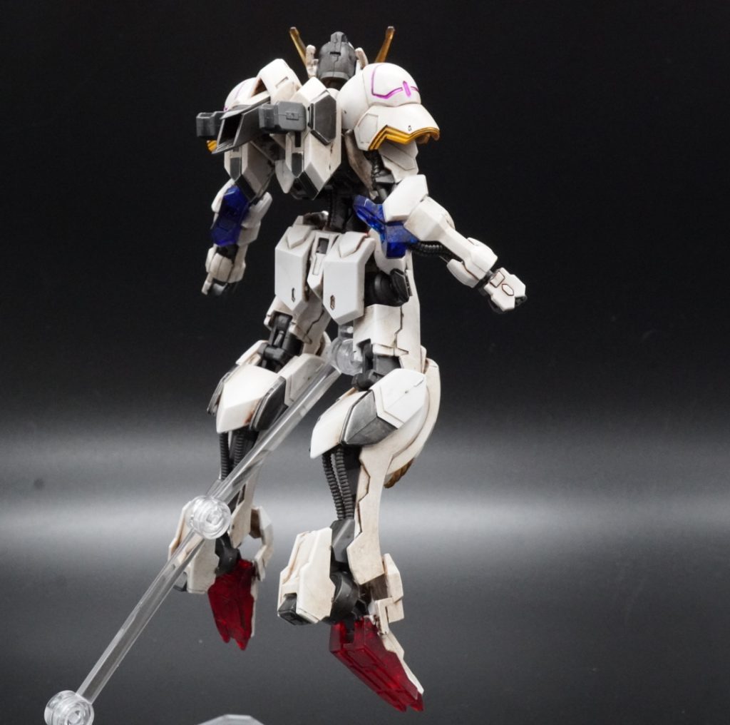 仕上げは、ウェザリングカラーのブラウンで、汚しました。もともと汚かったので、ウェザリングでさらに汚しました。バルバトスは泥臭い感じが似合いますね。