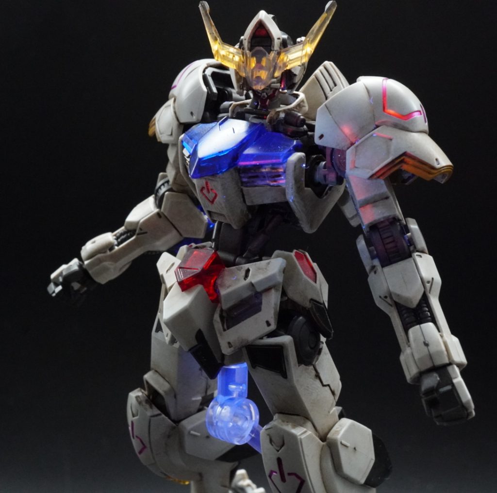 電源マークは、ガンダムマーカーのメタリックピンクで塗りました。ブラックライトに若干、反応するようです。