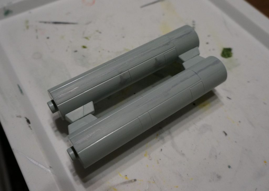 組みやすいけど、大きな合わせ目があるので手を抜かずにパテを使って消していきます。