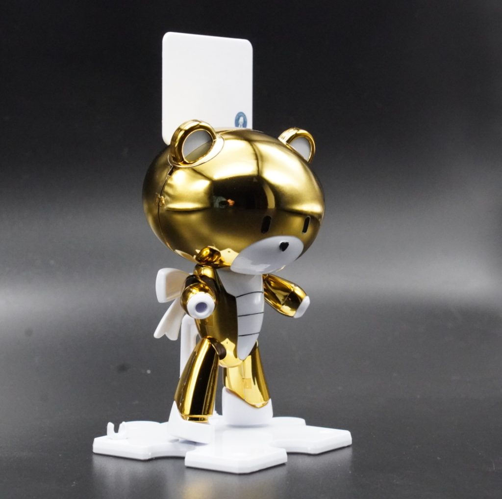 メッキ部分は、ハセガワポリマーコーティングしました。ゲート跡が目立つ箇所のみ、ハセガワフィニッシュシートのゴールドを貼りました。成形色部は、ハセガワセラミックコンパウンドで磨いて、ハセガワポリマーコーティングしました。