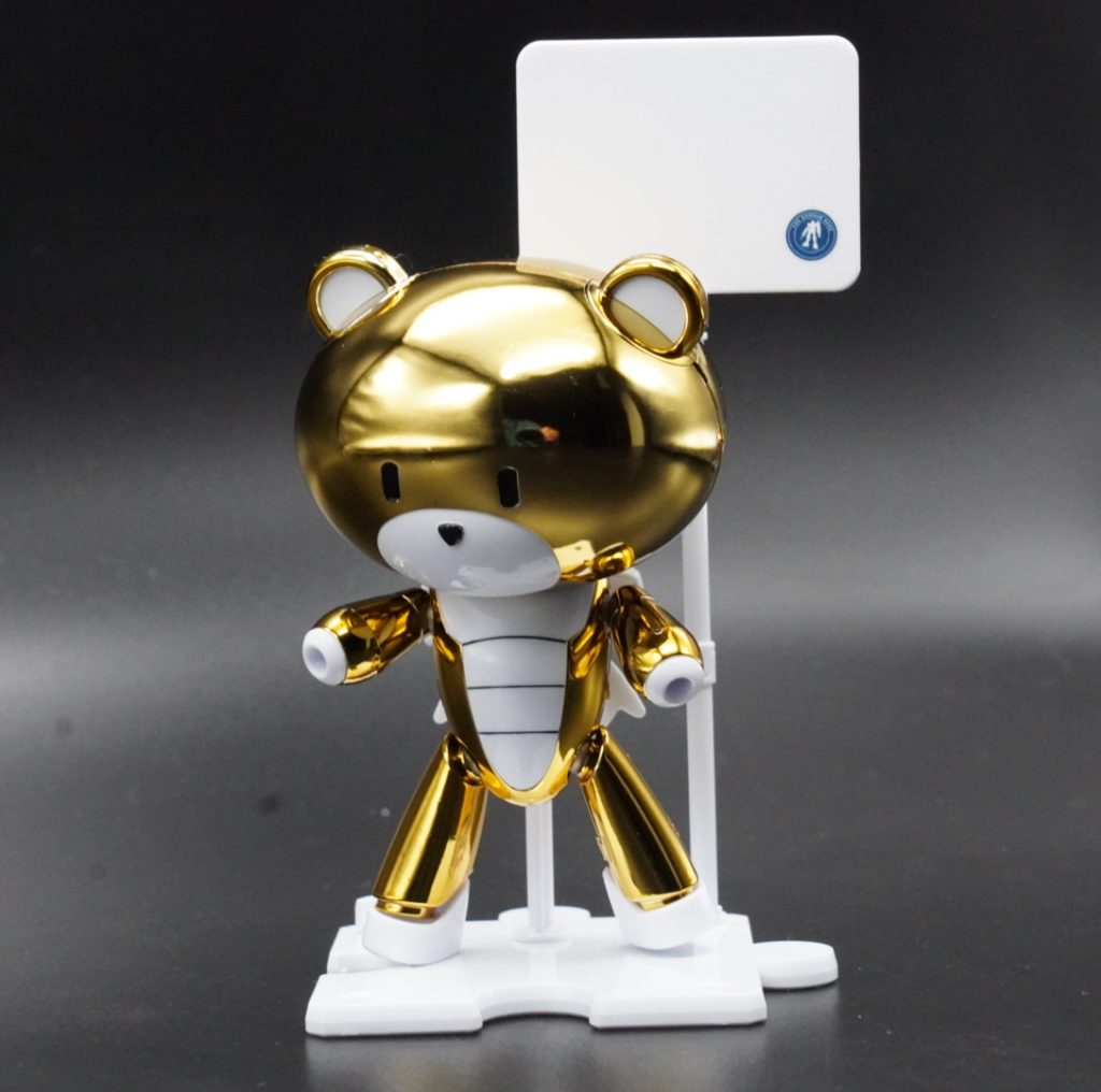 プラカードは、ガンダムベース限定の水転写式デカールを貼りました。