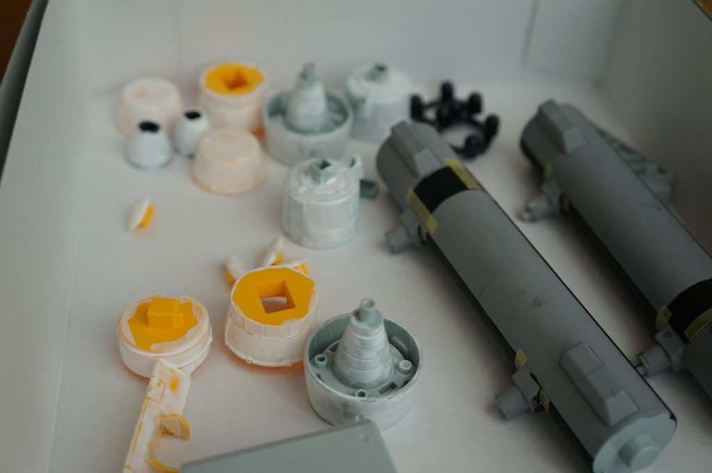 サーフェイサー1000も筆塗りして表面を整えていきます。