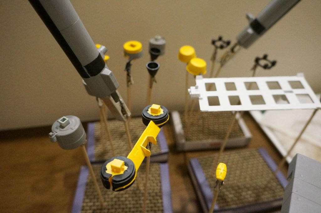 細かい部分の塗り分け。最後に仕上げでダイソーのデコパージュ液(オールマイティ)を塗って完成。