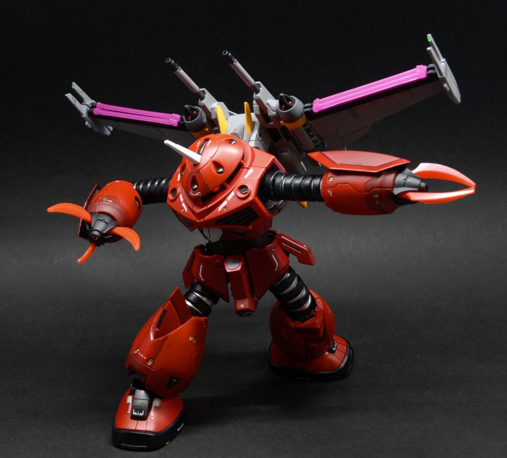 足が大きく、てしかも可動域が広いので安定して自立できるのが最高!足首が引き出せるのはすごくいいアイデアだと思います。ザクなどのキットにもあるといいですね。