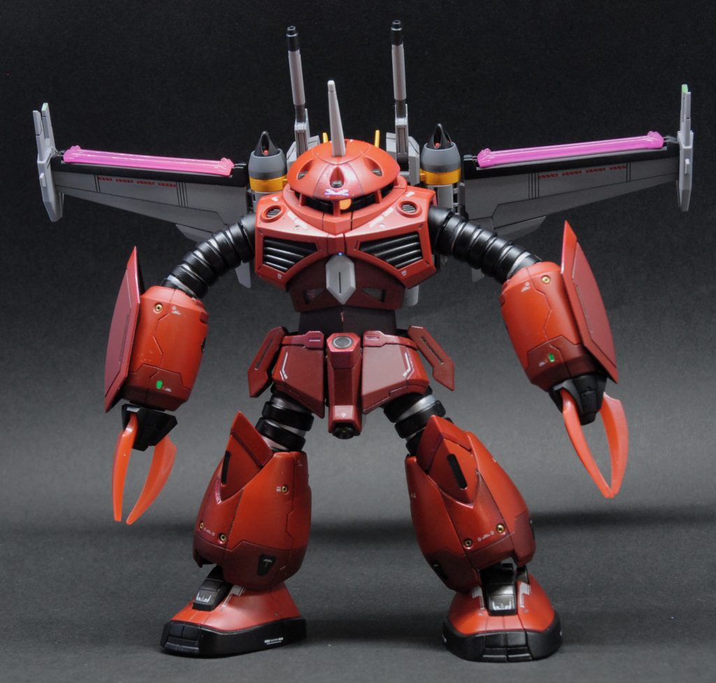 正面。腕、足はスジボリと塗分けでデザインのアクセントを付けました。赤は明(モンザレッド)、中(モンザレッド+黒)、暗(あずき色+黒)の3色。頭部の中央、脛の中央、シールド、膝上の突起部、スカートの外側などは、赤のキャンディ塗装をして、変化をつけています。元の白い部分は赤キャンディにしましたが、個人的にはまとまりが出たような気がしています。蛇腹はシルバーがチラ見えするように塗分けました。トップコートは、キャンディー部、メタリック部は光沢とその他は艶消しを使い分けました。マスキングが大変でした~。