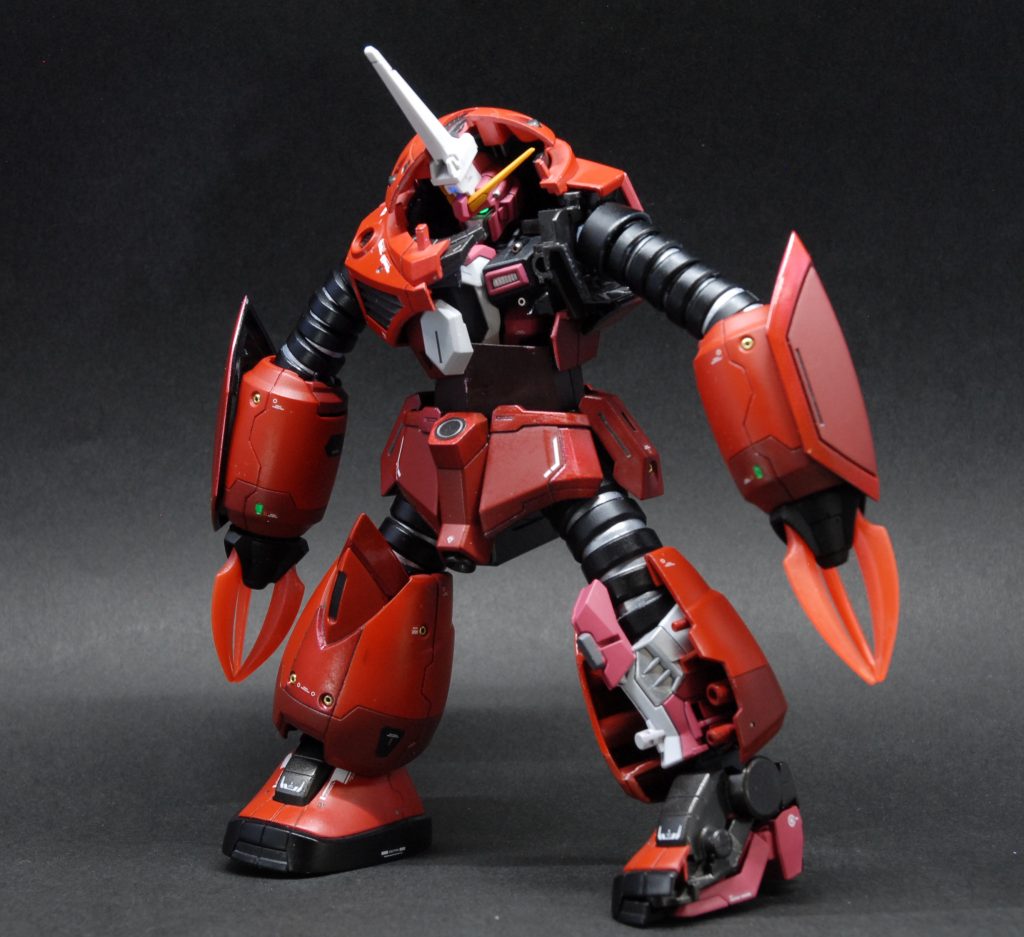 今回どうしてもやりたかったことその2。「インジャ2式が入っている、それがこのキットの醍醐味じゃない?だったら見せないといけないでしょ。」と思ってしまったんです。「どうしてもインジャ2式をはっきり見せたい!」と思ってここまで切り欠きました。ただし、このままではなく普通のズゴックの状態も再現したいので、組み戻せる構成にしています。組み戻したら、前出のズゴックの姿になります。切り欠き前提なので、切断面などが違和感ないデザインを目指しました。