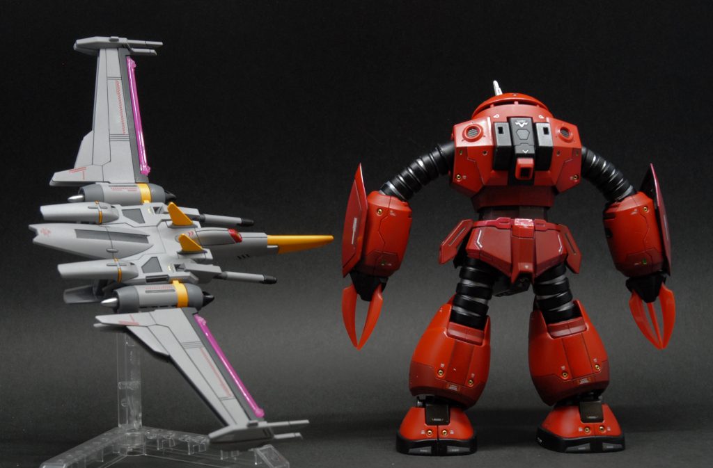 フォランテスを外した背面です。フォランテスはピンク部をオレンジイエローで塗装しています。(宇宙戦艦ヤマトのコスモタイガーをオマージュしてますww)ズゴックとフォランテス、さらには中の人と、塗る量が結構ボリューム大で、時間がかかりました。