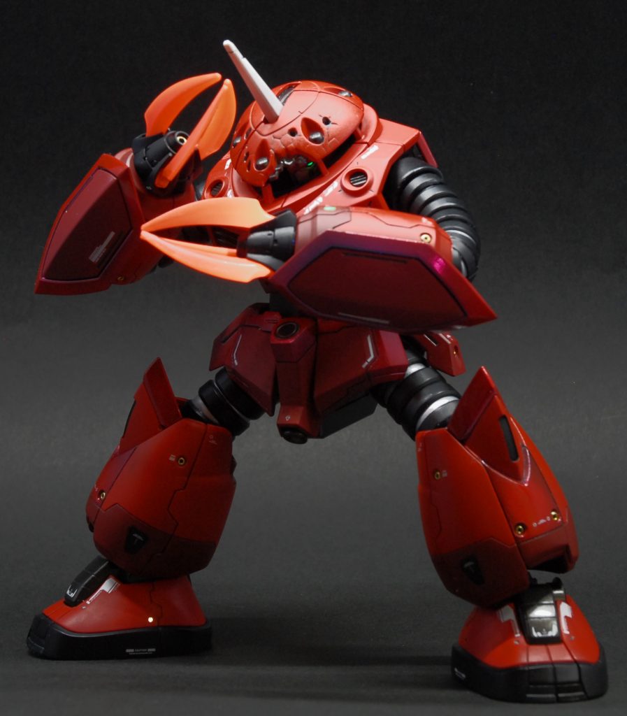 私の中のシャアの機体のイメージは、”ピンク”ではなく”赤”なので、自分のイメージで塗りました。全体としてはまとまったと思います。一方でまだまだ塗装の粗が目立つので、スキルアップできるように頑張りたいです。どうしても傷が入ったり細部が甘かったりするんですよね。