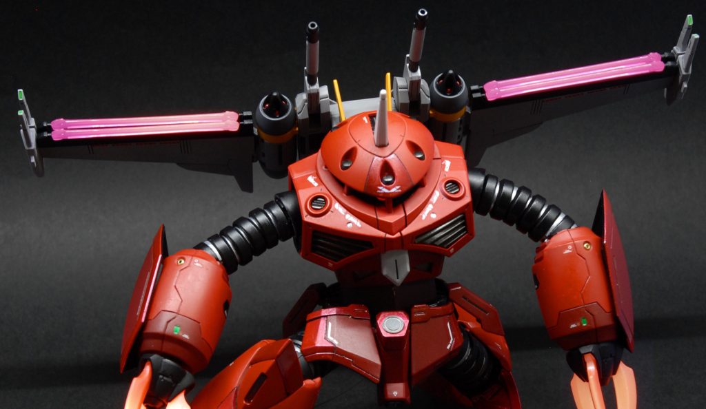 ユラ~と立ち上がるシーン。モノアイはLEDで光らせました。(磁石スイッチ式LEDを使用)爪、フォランティスのビームはUVライトで発光させています。箱絵はもっとうつむいているのですが、モノアイが見えるのがここが限界でした。角度再現がなかなか難しい。