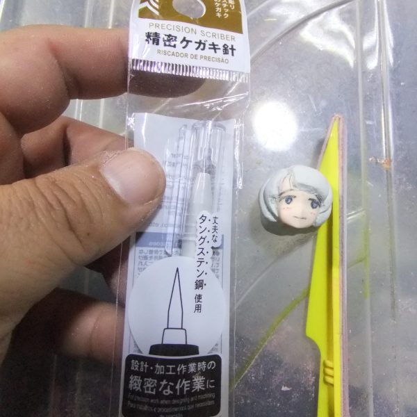 どうも！こんばんは〜っ！G太郎デス♫本日は昨日に引き続きシイコスガイさんをススメて行きます。百均アイテム　精密ケガキ針を使って下地の溝を彫ります。その次にオルファ（ 大）カッターで溝を拡げて行きます。頭髪をリアルタッチマーカーブルーで塗って塩梅を見ています。（2枚目）