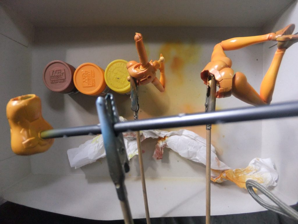 ノーマルスーツは単色だと味気無いので?スーパーカッパー⇒ハイネ専用機オレンジ⇒ピュアーイエローの順に吹き重ねてグラデーションとしています。