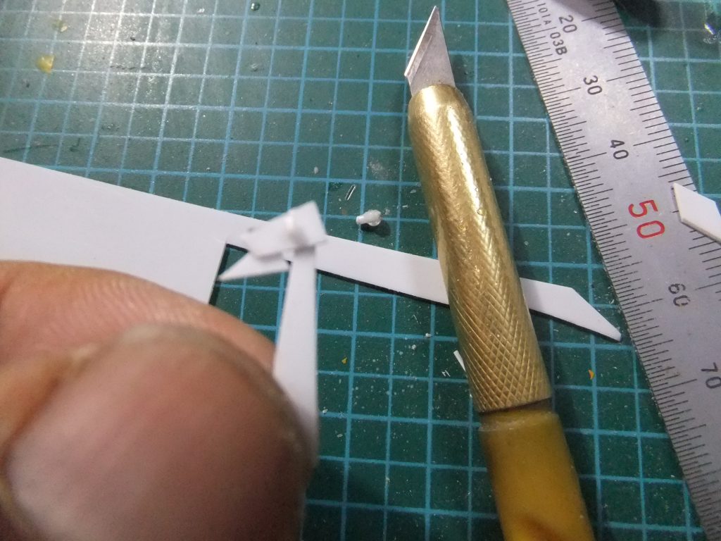 ノーマルスーツのネクタイ?パーツは0.5mmプラ板と1mm丸棒の組み合わせで再現💦