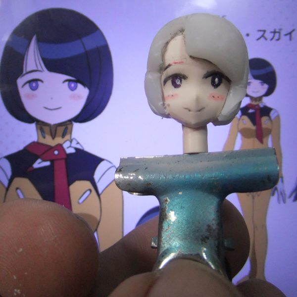 どうも！こんにちは〜っ！Ｇ太郎デス♫　今回は顔の輪郭　眉毛位置　頭髪の修正を行なって行きます。修正の詳細①　童顔フェイスを狙って　30MSのリリネルララネルフェイスを使用しましたが？　面長に感じるので顎のラインで数ミリ削り込みます。※マッキー赤　極細でマーキングしたトコロを削除②　施工後の画像となります。かなり設定画に近づいたと思います。③　眉毛が気持ち上がり気味なので？眉間よりを削って　パッツン頭髪ラインとツライチより下気味に描き直しマス。④　頭髪の切り欠き過ぎた部分　乾燥して収縮した部分を補填して行きます。※不足分はピンクのマーカーで印をとっています。⑤　髪の分け目付近　パッツンラインの修正　完全乾燥で収縮した頭髪のボリュームを補填してイマス。※樹脂粘土にクレオスのラッカー薄め液を混ぜてプラ材への喰付を良くする効果と表面をなだらかにさせてイマス。その弊害で収縮が大きくなる事を見通して多めに盛ってマス。（4枚目）