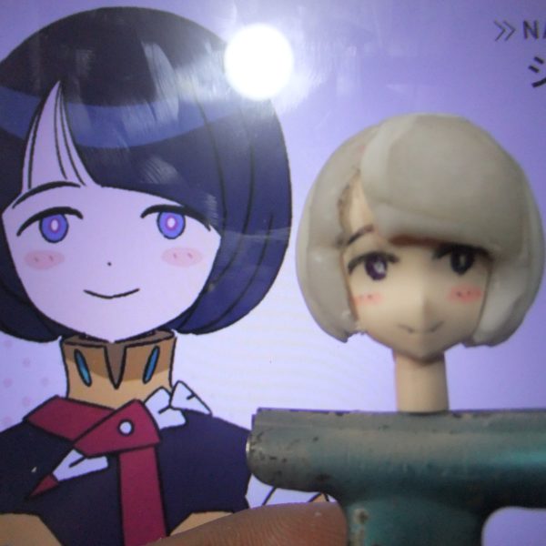 どうも！こんにちは〜っ！Ｇ太郎デス♫　今回は顔の輪郭　眉毛位置　頭髪の修正を行なって行きます。修正の詳細①　童顔フェイスを狙って　30MSのリリネルララネルフェイスを使用しましたが？　面長に感じるので顎のラインで数ミリ削り込みます。※マッキー赤　極細でマーキングしたトコロを削除②　施工後の画像となります。かなり設定画に近づいたと思います。③　眉毛が気持ち上がり気味なので？眉間よりを削って　パッツン頭髪ラインとツライチより下気味に描き直しマス。④　頭髪の切り欠き過ぎた部分　乾燥して収縮した部分を補填して行きます。※不足分はピンクのマーカーで印をとっています。⑤　髪の分け目付近　パッツンラインの修正　完全乾燥で収縮した頭髪のボリュームを補填してイマス。※樹脂粘土にクレオスのラッカー薄め液を混ぜてプラ材への喰付を良くする効果と表面をなだらかにさせてイマス。その弊害で収縮が大きくなる事を見通して多めに盛ってマス。（7枚目）