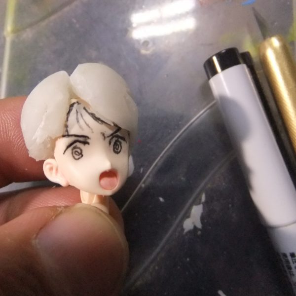どうも！こんばんは〜っ！G太郎です♫今回はシイコスガイさんの頭髪を再現して行きます。①　昨日　製作した頭髪部分をトリミング。フェイスの表情を描き直し。②　百均樹脂粘土を円筒形の物で（ 何でも良い💦）で薄く伸ばして行きます。③　オルファの（ よく切れる刃先）でパーツを切り出しマス。④　表面はタミヤセメント（ 白キャップ）で頭髪の表面を慣らして置きます。⑤　極力　頭髪のパーツにシワや凹みが無いようにして置くと作業時間を短縮させる事が出来マス。⑥　完全乾燥後は気持？収縮するのを予想して一回り大きくして置くと追加の盛り作業を省けマス。※　乾燥時間を加味すると削って調整の方が時間が掛からない為の対応策デス。（2枚目）