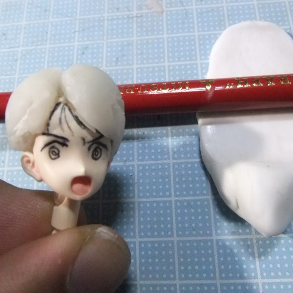 どうも！こんばんは〜っ！G太郎です♫今回はシイコスガイさんの頭髪を再現して行きます。①　昨日　製作した頭髪部分をトリミング。フェイスの表情を描き直し。②　百均樹脂粘土を円筒形の物で（ 何でも良い💦）で薄く伸ばして行きます。③　オルファの（ よく切れる刃先）でパーツを切り出しマス。④　表面はタミヤセメント（ 白キャップ）で頭髪の表面を慣らして置きます。⑤　極力　頭髪のパーツにシワや凹みが無いようにして置くと作業時間を短縮させる事が出来マス。⑥　完全乾燥後は気持？収縮するのを予想して一回り大きくして置くと追加の盛り作業を省けマス。※　乾燥時間を加味すると削って調整の方が時間が掛からない為の対応策デス。（3枚目）