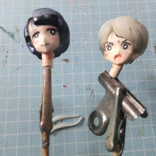 どうも！こんばんは〜っ！G太郎デス♫本日はシイコさん叫び顔フェイスは頭髪が完全乾燥出来なかったのでお休みで　GMキャノンを進めて行きます😁傷や表面処理の具合を見る為にラッカー塗装筆塗りでお試し塗装なります。メインカメラを百均ＵＶレジンでコートしマス。オマケ作業で叫びフェイス　シイコVer１を顔の表情をプチ修正で本日の作業終了となります😁 （7枚目）