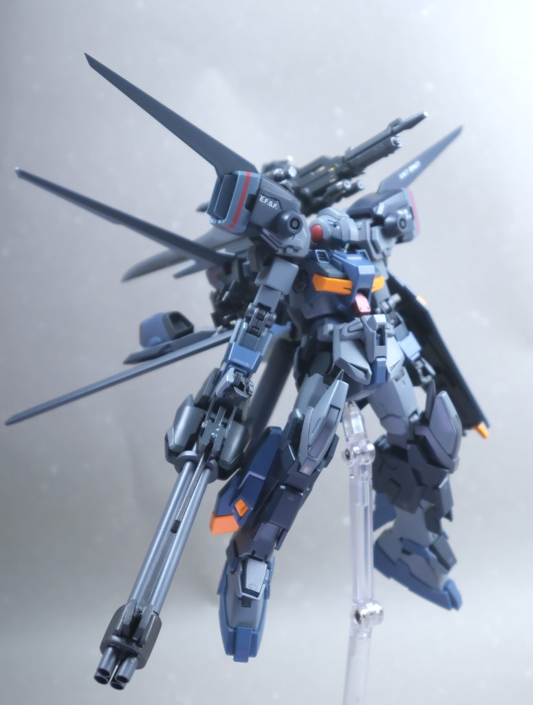 フル装備スタンダードアーマー改修型エールストライカーの構成です