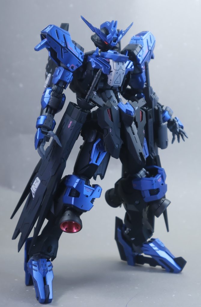 文句なしにキットはかっこいい。しいて言うなら、マーキングシールじゃなくて、ガンダムデカールにしてほしかったな。マーキングはシールはそのままだと目立つので、余白の部分をカットして使用しています。（これが時間かかる