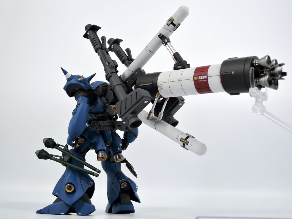 バックパックは高機動型ザクの物を改造中央のタンクはWAVEのタンクとフルコーンのタンクを繋ぎ合わせて作成上下のプロペラントタンクとの接続シリンダーはコトブキヤのパーツも使いつつ自作しています。