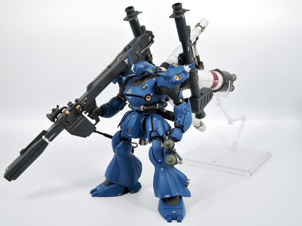 サイコ・ザクと言えばビームバズーカという事で、リックドムから流用保持しやすくなるように真鍮線で手のひらに固定できるようにしています。シュツルムファウストはメタルビルド風に二本を片足に保持できるようにパーツを作成右足にはヒートホークをラックできるようにしています。