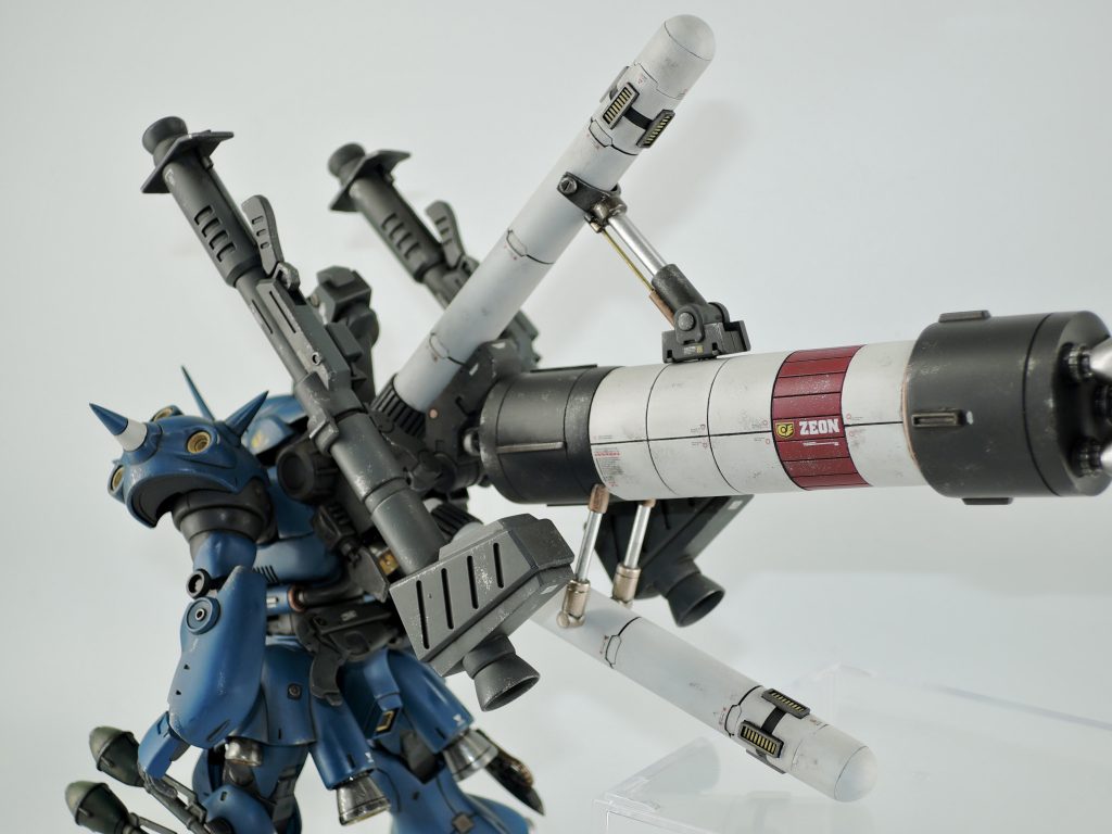 一番苦労したサイコザク風のバックパック。お気に入りは中央と上部のプロペラントタンクを支えるシリンダー路面バスの扉の機構を参考に作りました。