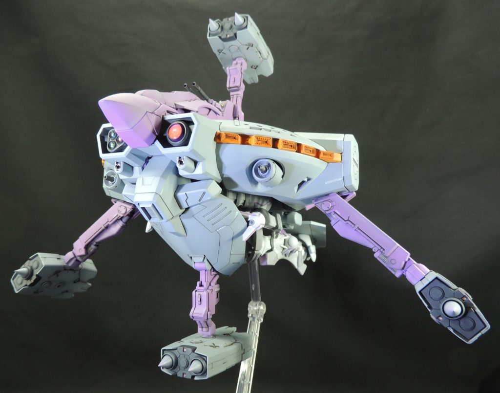 ガンダム・クアックスとドッキングした状態です。すっぽりとほぼ完全に格納されてしまうため、一見するとMSとドッキングしていると気付きません。