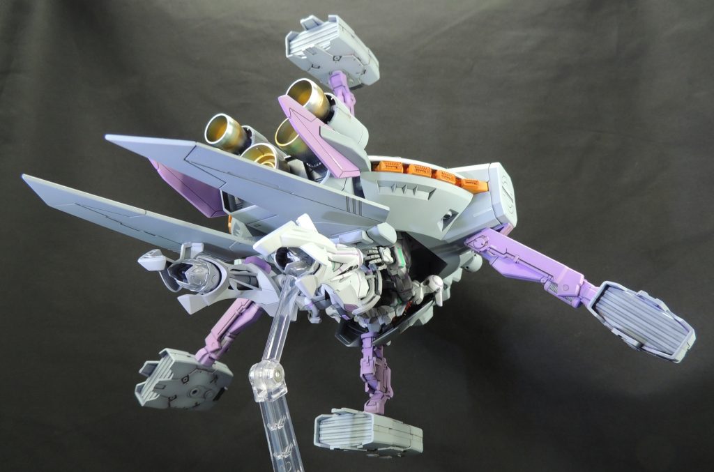後方斜め下から見たところ。ガンダム・クアックスのかかとを跳ね上げて爪先が真後ろにくるようにし、いかにも飛行形態をとっているような形態にしてみました。