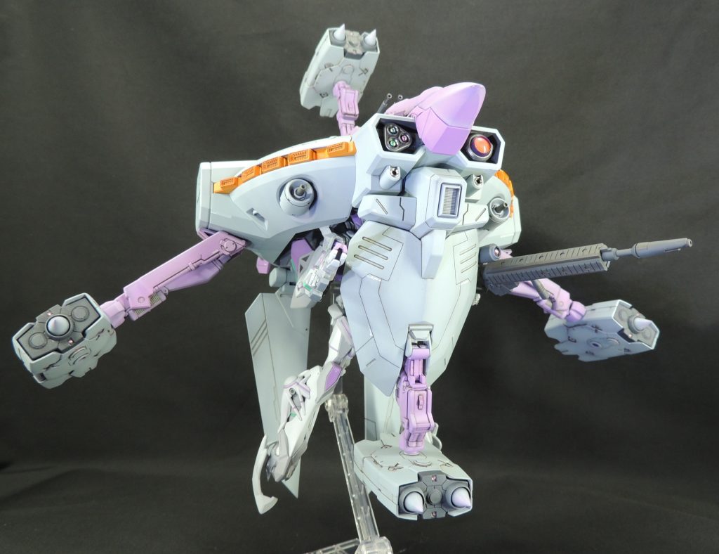 ドッキングしている状態で、両手に構えた武器を前方に向けることが可能です。専用ビーム・ライフルとシステムウェポンキットのロング・ライフルを保持させてます。