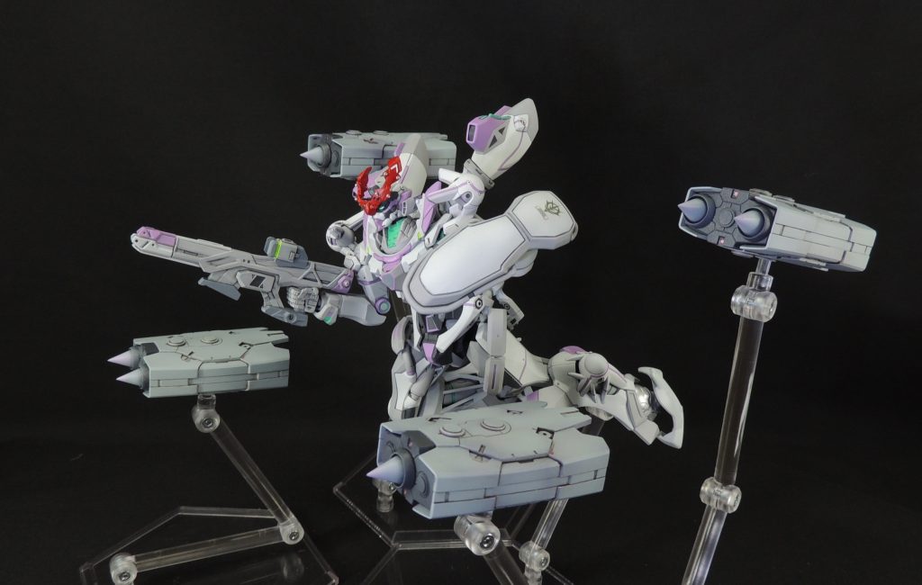 キケロガ・アイフリッドから分離し、サイコミュで操るメガ粒子砲とともに敵機をとらえる姿をイメージしたディスプレイです。