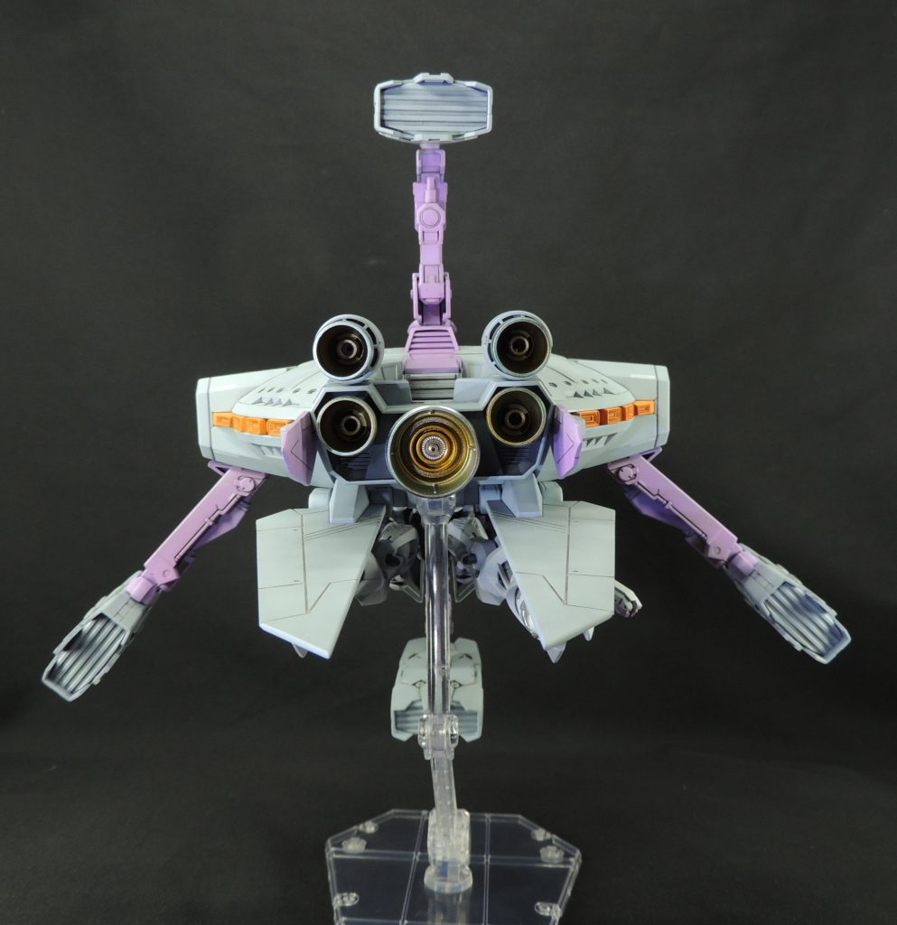 同状態を背面から見たところ。背面のスタビライザー?のおかげで、MSの脚部も目立ちません。5基のノズルのうち、一番大きいものは中央に配置してますが、他の4基はキケロガ・アイフリッド本体の上側に配置しました。これは、ノズルがドッキングするMSの脚部と接触しないようにする工夫です。