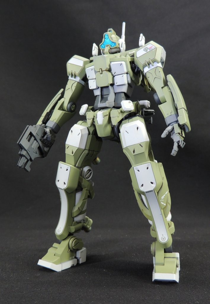 本体は無改造です。使用したカラーは、ホワイト:ニュートラルホワイト(NAZCAカラー)グリーン:RLM02グレー(Mr.CОLОR)グレー:メカサフLIGHT(NAZCA)なお、頭部カメラ及びセンサーは、シルバーの下地にクリアブルーをオーバーコートして表現しました。