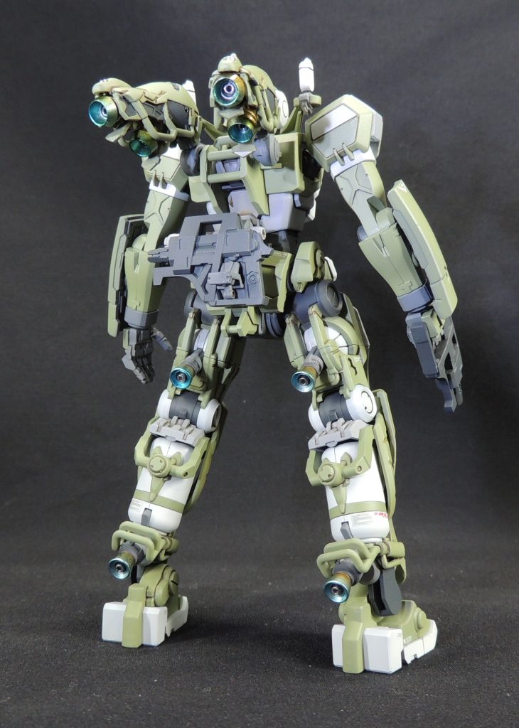 各ノズル中央部に金属製パイプを接着。色数を増やしたいと思い、各ノズルはシルバーで塗装後、クリアオレンジとクリアブルーをフワッと吹き付けてみました。