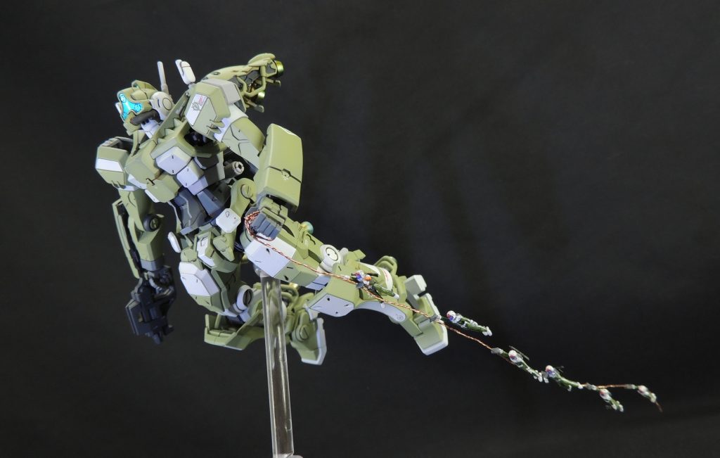 ドズルから「ドムかザクに曳いてもらえ、戦場から抜けられる」と命令が下りましたが、ゲルググ(GQ)もその任にあたったのでは、と考えて製作。