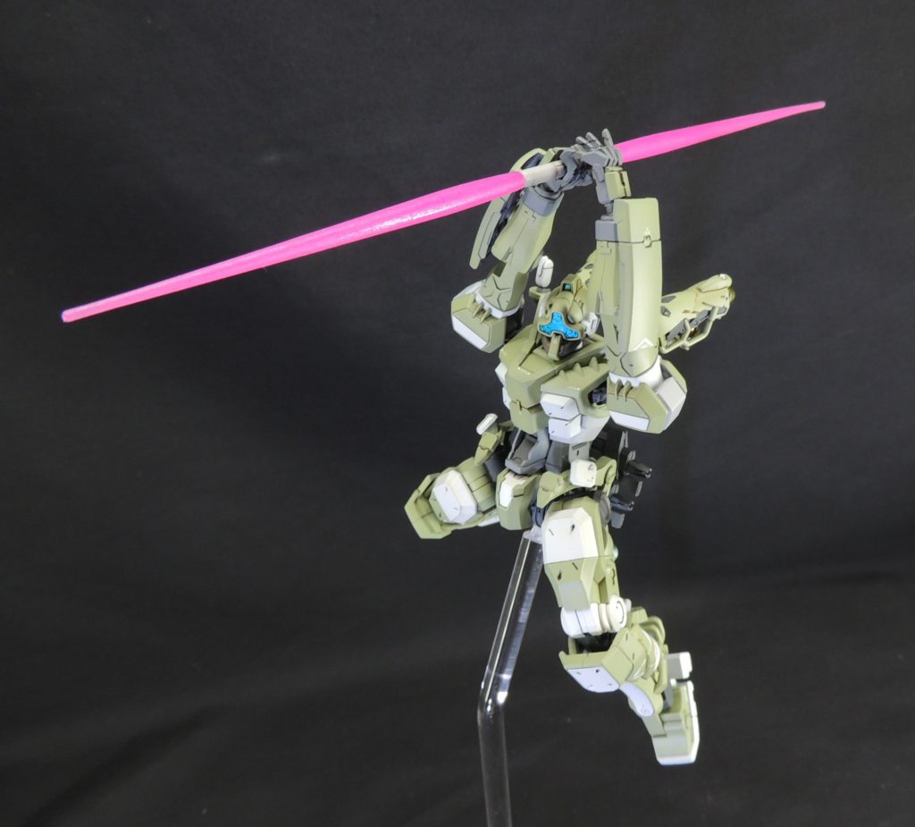 キットのオリジナルギミックでビーム・サーベルを両刃型に変更。ポーズは、情景模型「テキサスの攻防」シャア専用ゲルググへのオマージュ。