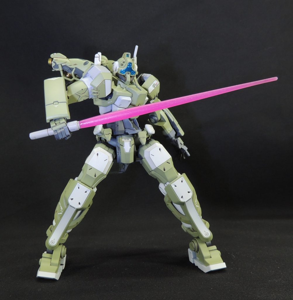 ビーム・サーベルを持たせてのポージング