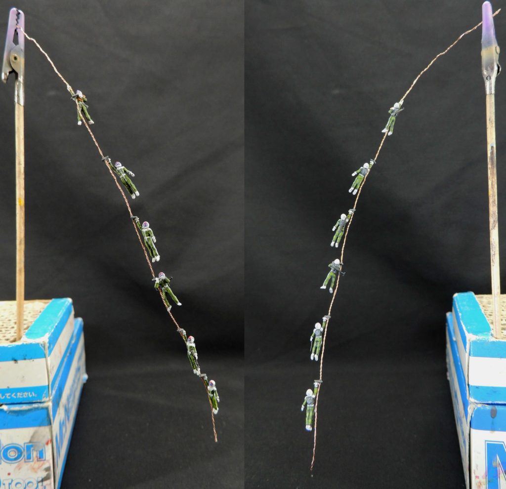 フィギュアはビルダーズ・パーツを使用し、一体ずつポーズを変更しました。ワイヤーは0.28mmφの銅線2本をひねり合わせて製作し、等間隔でフィギュア取付用のグリップを0.3mmプラ板で製作。ジオン兵には、それぞれ1/144のマシンガンや銃を携行させました。