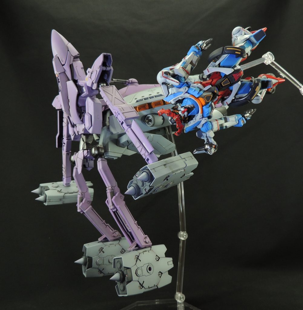 落下するジークアクスの横で、瞬時にMA形態からMS形態に変形するシーンを再現。