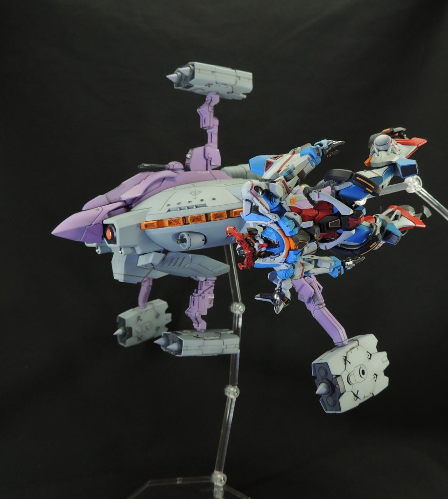 狙撃され落下するジークアクスに追いついたところをイメージしてディスプレイ。