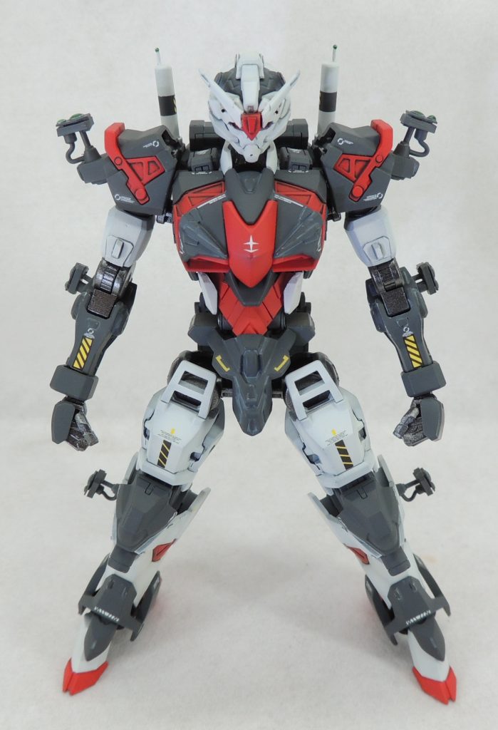 各所のトラテープ?(黒と黄の縞模様)はハイキューパーツのラインデカールを使用しました。頭部ツインアイとセンサー部に同社のオーロラグリーンシールを貼付けているため、光を拾ってキラりと輝きます。
