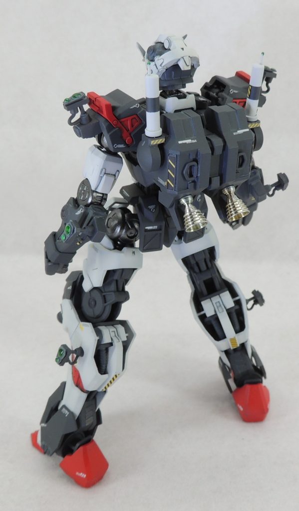 バックパックはガンダムダンタリオンのパーツに30МMの関節パーツを取り付けて製作しています。ビーム・サーベルはランナーからの削り出しで、取り外して手に持たせることができます。